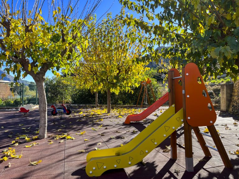 Zona de juegos infantiles para los más pequeños en Bolulla