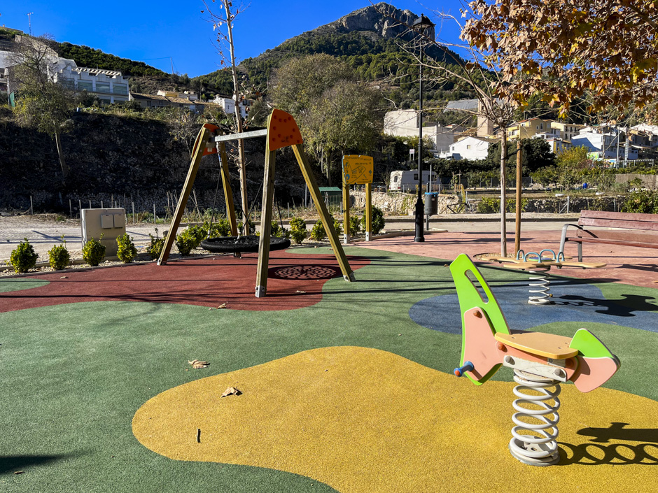 Área infantil junto a las pistas y zona de recreo