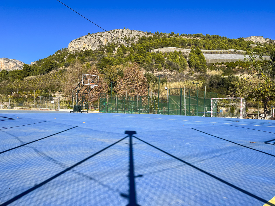 Pista con canastas de baloncesto y porterías de fútbol