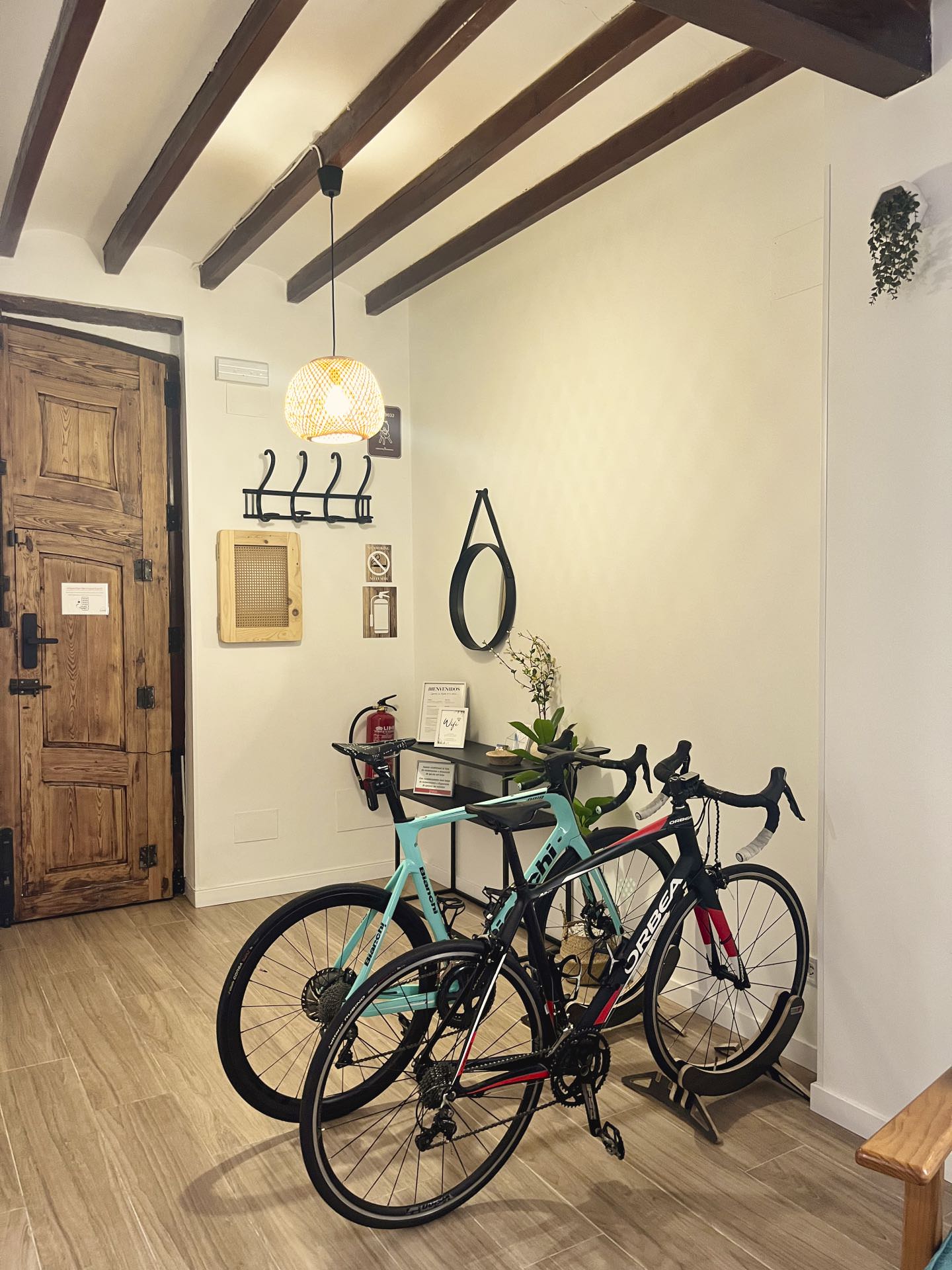 Bicicletas Orbea y Bianchi de carretera preparadas en el interior de la casa rural para la Gran Fondo La Nucía.