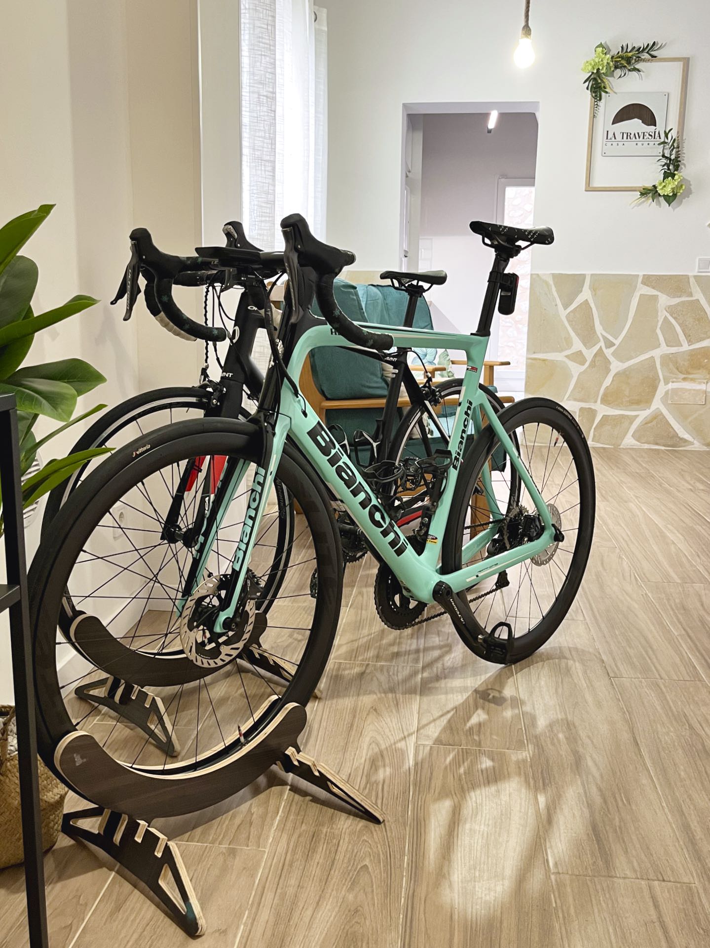 Bicicletas de competición en los expositores interiores de la casa rural listos para afrontar las rutas del Aitana Tour y el puerto de Aitana