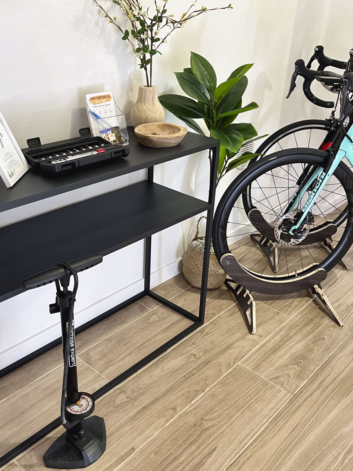 Kit de herramientas para mantenimiento y bomba de inflado con manómetro en el espacio cycling de Casa Rural La Travesía