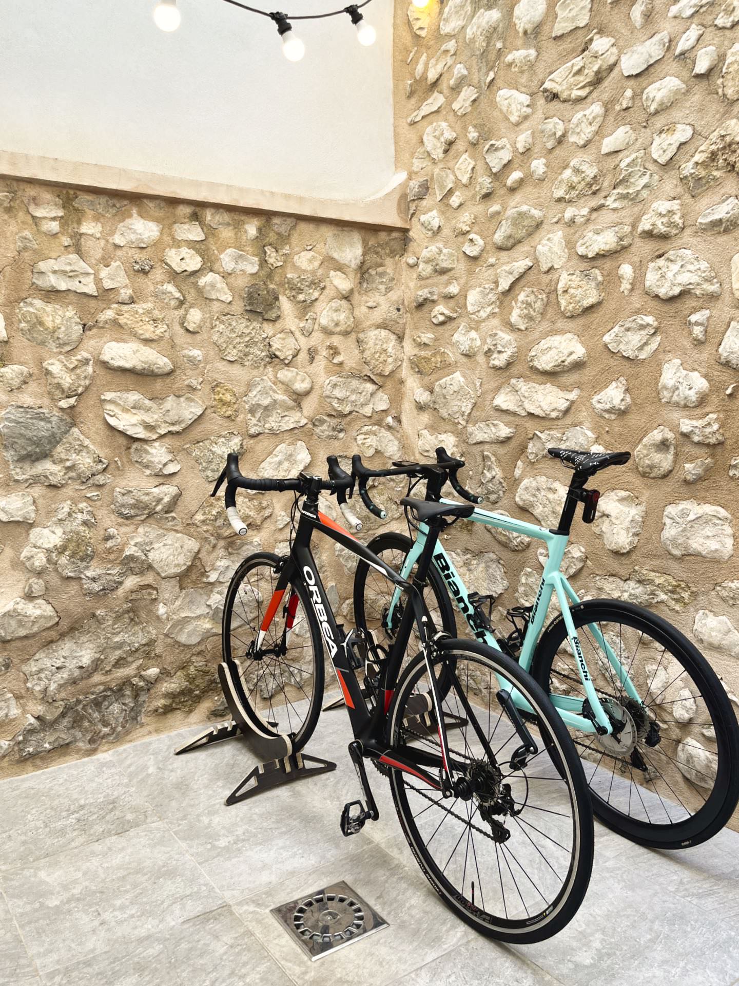 Patio exterior con suelo cerámico, manguera y desagüe ideal para limpiar y lavar las bicicletas al regresar de la ruta