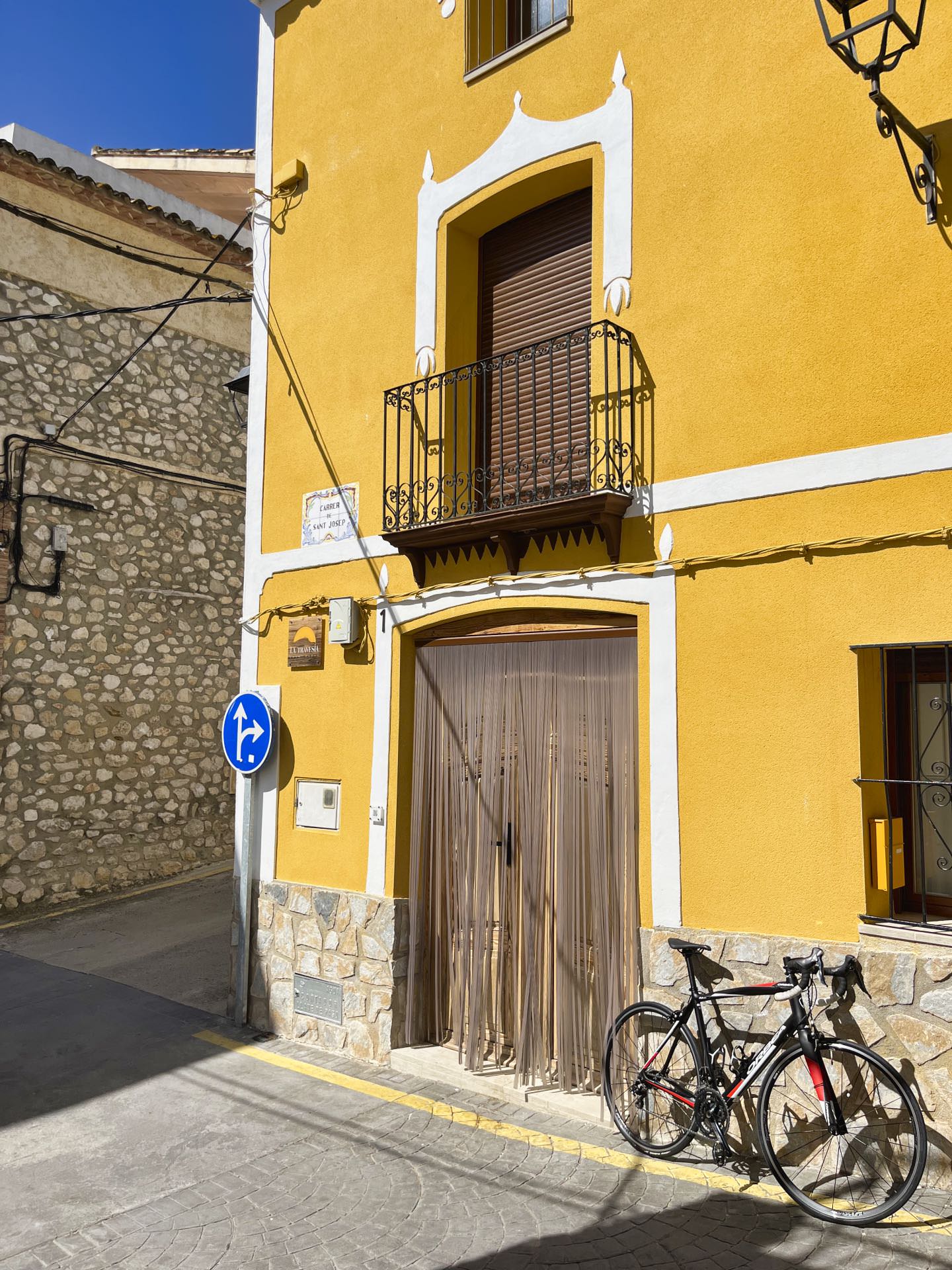 Bicicleta Orbea apoyada en la fachada de un alojamiento adaptado para la Gran Fondo La Nucía