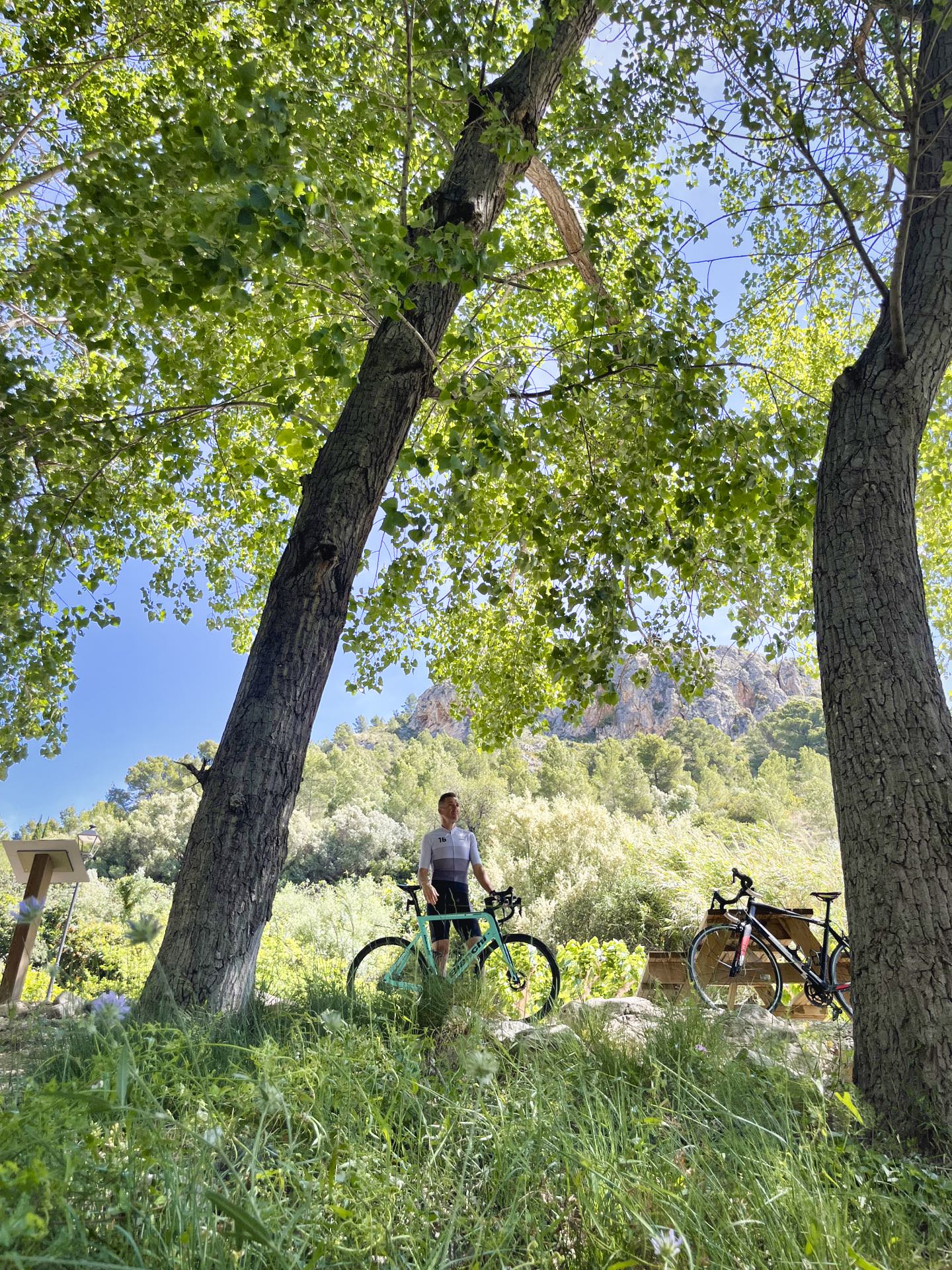 Ciclista con equipación posando con su bicicleta durante una ruta de entrenamiento para el Aitana Tour en Alicante